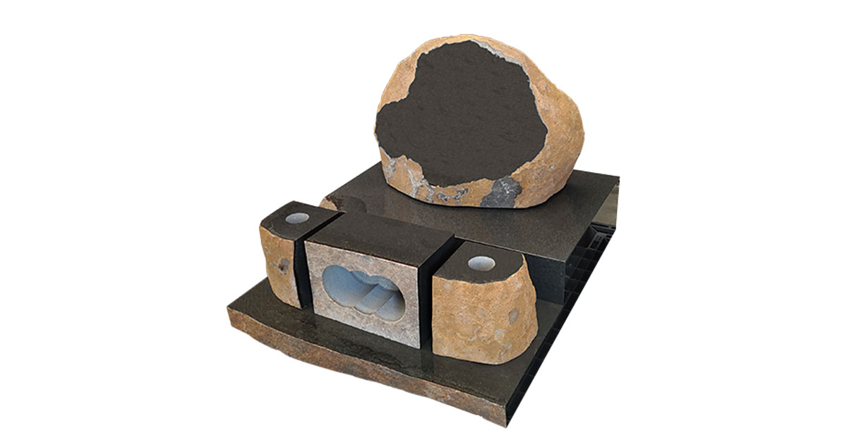 自然石石塔　丸型